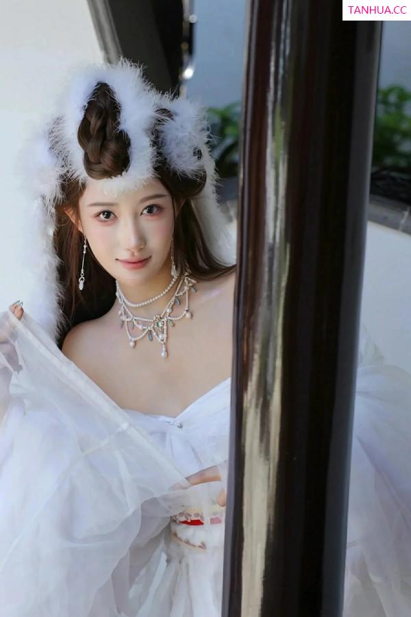   [XiuRen]高清写真图 2025.10.09 No.10843 金允希Yuki 低胸长裙第45张图片